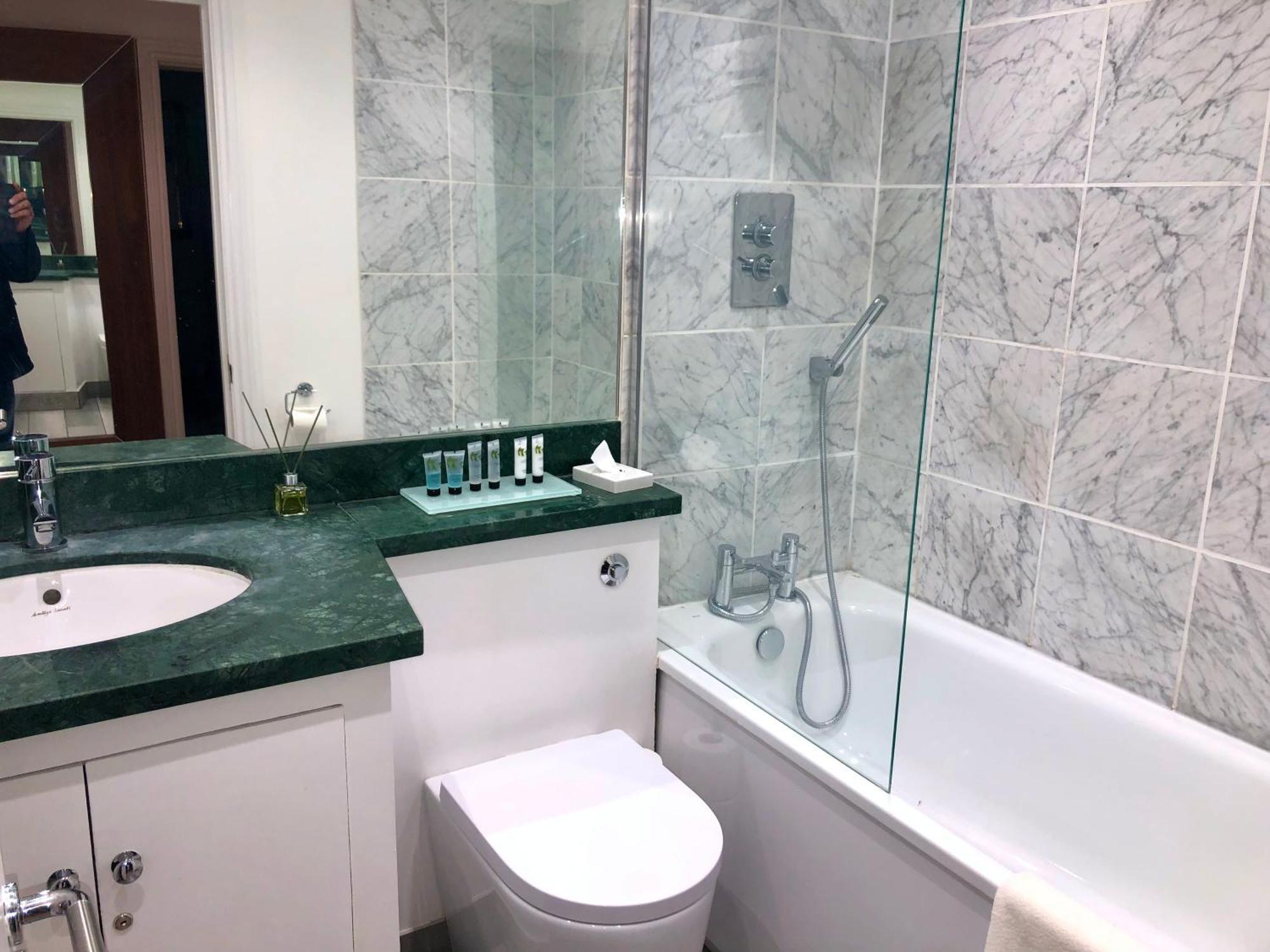 Superbly Located 2 Bedroom Luxury Apartment Bath Exteriör bild